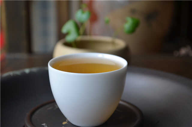 “茶倒七分满”：给关系留点呼吸的空间