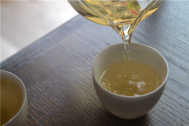 “茶倒七分满”：给关系留点呼吸的空间