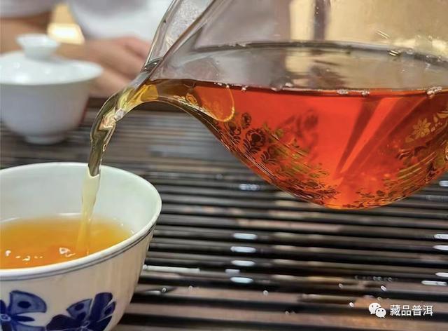 大益首批金色韵象，大益2005生茶三大金刚之一！200克小绿金开汤