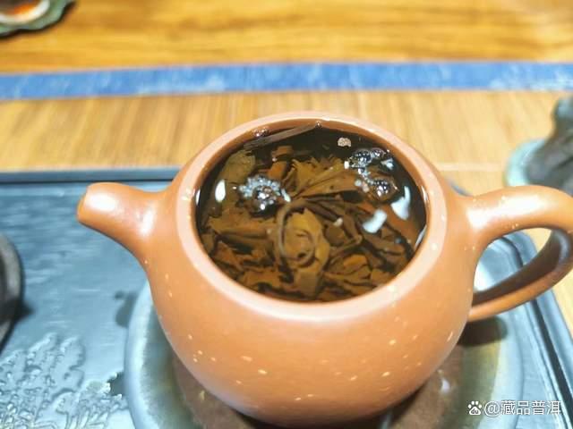 97红印青饼大口中，出身勐海茶厂，50年代红印的正统传承者！