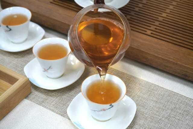 普洱茶苦涩酸味成因解析与品鉴技巧