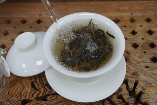 普洱茶苦涩酸味成因解析与品鉴技巧