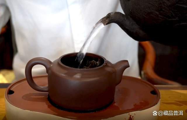 普洱熟茶冲泡技巧，掌握紫砂壶用法与醒茶秘诀