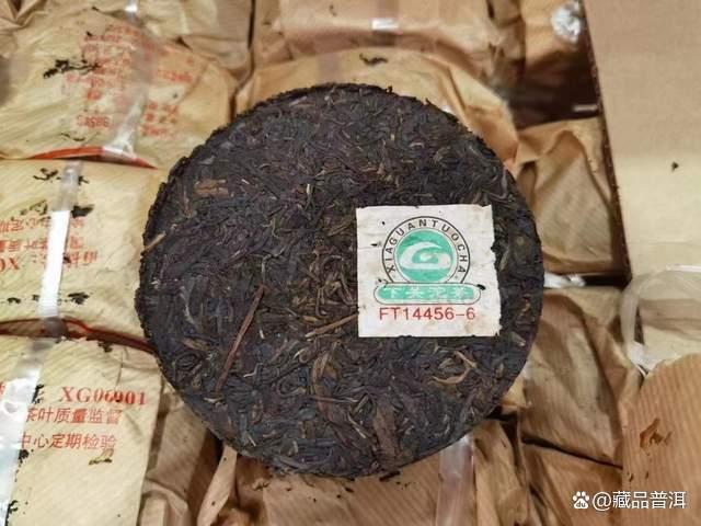 下关宝焰牌小铁饼品鉴：经典普洱茶的风味与历史
