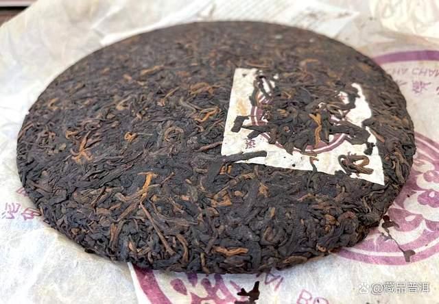 2005年兴海茶厂精品1号孔雀熟饼深度解析