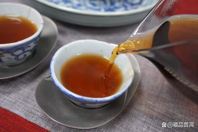 大益金针白莲与7572熟茶对比分析，两款经典茶品特点解析