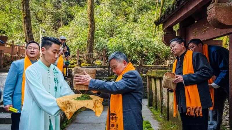 2025年蒙顶山皇茶采制祭祖大典隆重举行