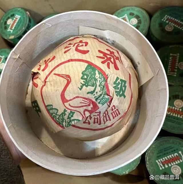 2000年下关绿盒甲沱深度解析，经典普洱茶收藏价值与品鉴体验