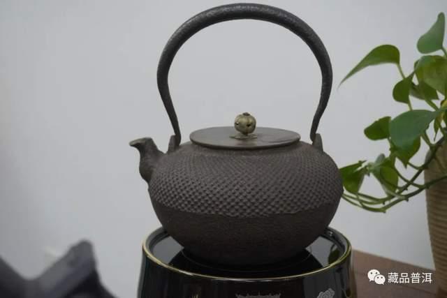 普洱老茶冲泡全攻略：选器投茶醒茶出汤技巧详解