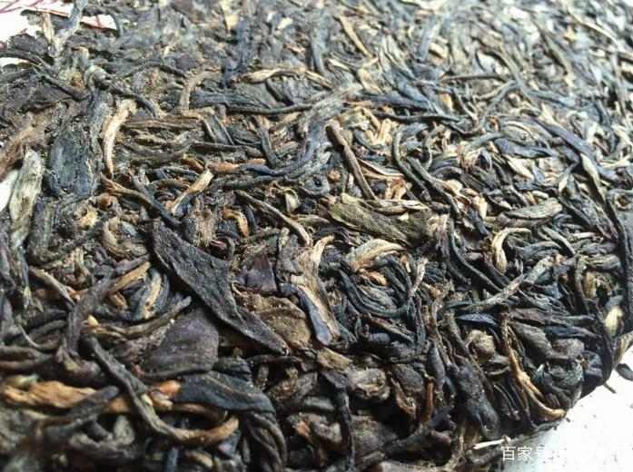 2003年福今六星孔雀班章价格飞涨至3500万，超越88青饼成茶王