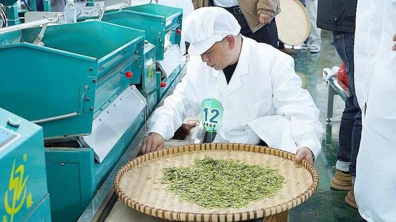 黔西南州第一届“晴隆绿茶杯”机制扁形绿茶技能大赛在沙子镇举行