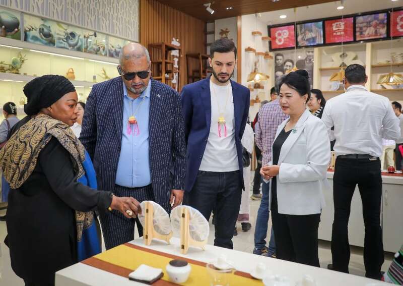 大益茶荣登《2025胡润中国茶叶领域典范企业榜》榜首