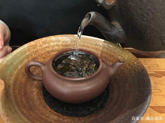 普洱茶冲泡技巧：茶块配碎茶解决浓淡不均问题