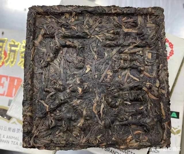 2002年紫斑方砖普洱茶特点解析，与92方砖区别对比