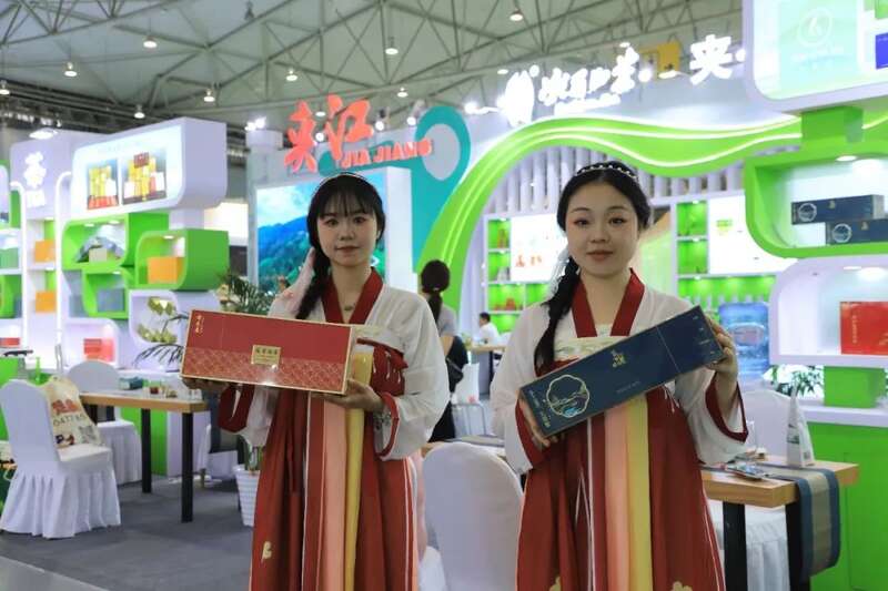 夹江茶在四川茶博会光速“圈粉”！各地茶友惊呼一口爱上