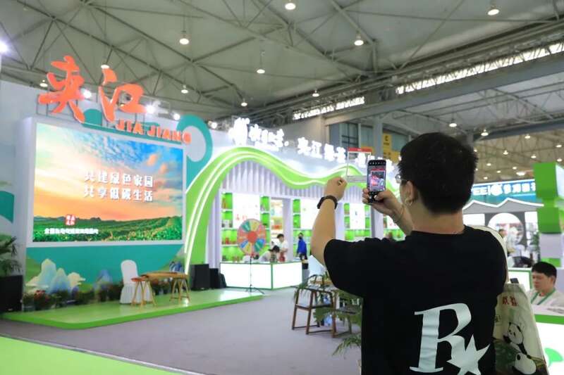 夹江茶在四川茶博会光速“圈粉”！各地茶友惊呼一口爱上