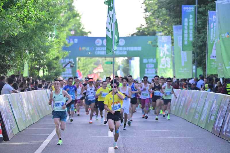 大地流彩·2025年全国和美乡村健康跑（村跑）雅安名山站鸣枪开跑！