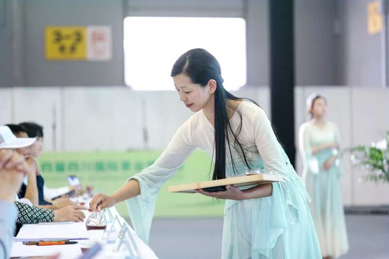 茶文化教育公益项目发布会暨“守护会呼吸的遗产”古树茶文化圆桌会议成功举行