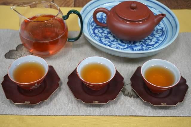 普洱茶茶纸上的棕褐色印记是什么原因，茶油现象是否影响品质