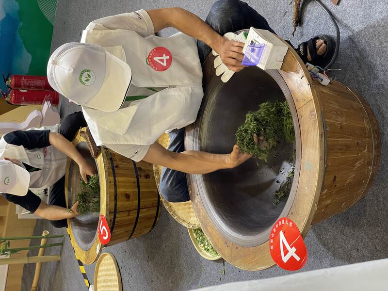 成都举行茶叶技能大赛 10名制茶高手决赛比拼