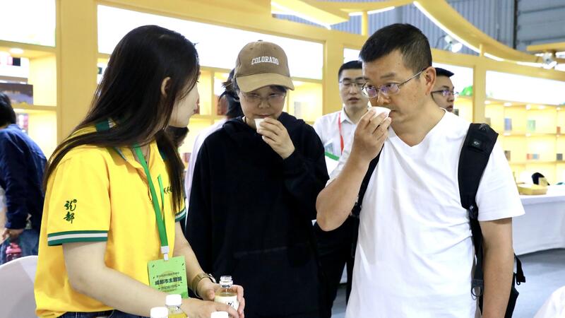 品荣县茉莉花茶饮料！荣县茶陶惊艳亮相四川茶博会！