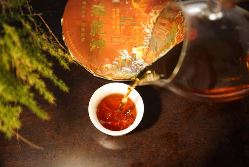 八角亭福瑞乾坤普洱熟茶 天赐福瑞礼，茶中乾坤藏 ; 品岁月陈香，启鸿运人生！