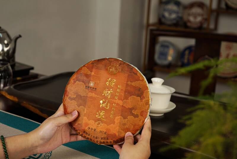 一饼纳福，香茗启运  “招财纳运”普洱生饼，一口甜到心尖！