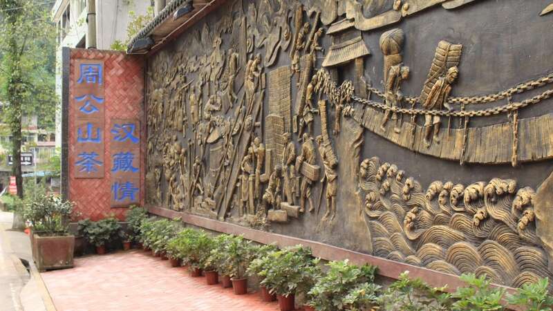 茶马古道上的匠心传承者：记藏茶大师张荣容的三十三年坚守