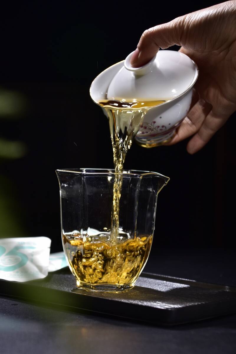 2024年一头大象95小饼白茶：高山陈料，岁月沉淀