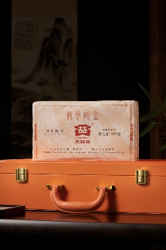 岁月铸味，玉叶成金 大益999克生茶厚砖岁月陈金开启质感好礼