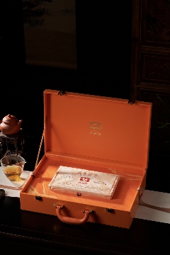 岁月铸味，玉叶成金 大益999克生茶厚砖岁月陈金开启质感好礼