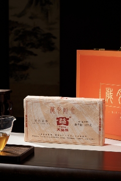 岁月铸味，玉叶成金 大益999克生茶厚砖岁月陈金开启质感好礼