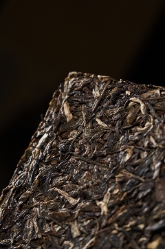 岁月铸味，玉叶成金 大益999克生茶厚砖岁月陈金开启质感好礼