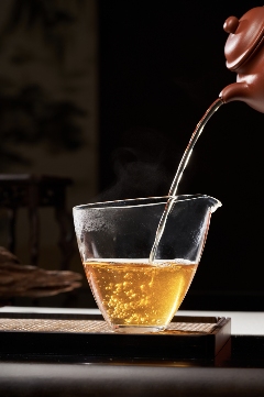 岁月铸味，玉叶成金 大益999克生茶厚砖岁月陈金开启质感好礼