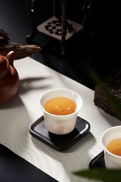 岁月铸味，玉叶成金 大益999克生茶厚砖岁月陈金开启质感好礼