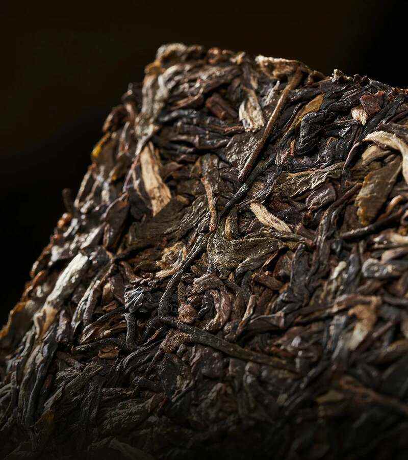 岁月铸味，玉叶成金 大益999克生茶厚砖岁月陈金开启质感好礼