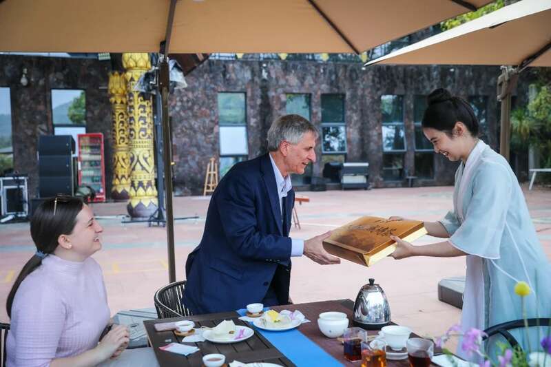 18国使节走进大益  共植友谊茶园，解码“茶香外交”的中国式浪漫