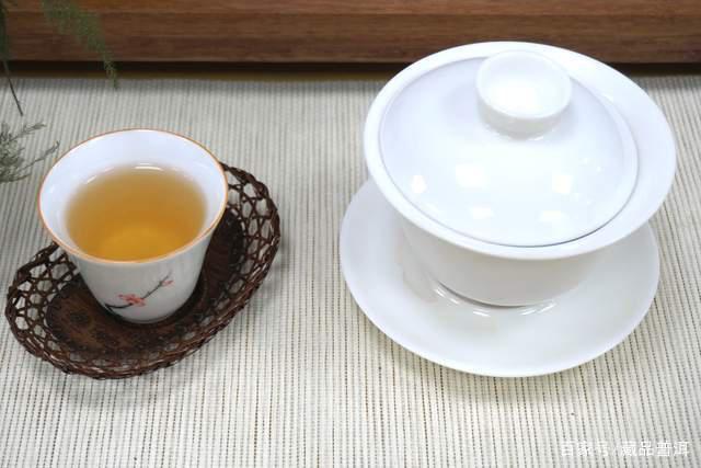 盖碗泡茶不烫手的三个实用技巧，轻松掌握正确方法