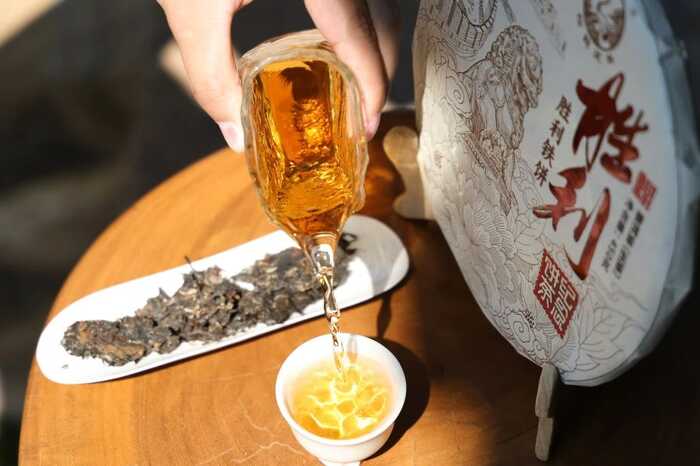 下关沱茶烟香系谱的铁将军——胜利铁饼