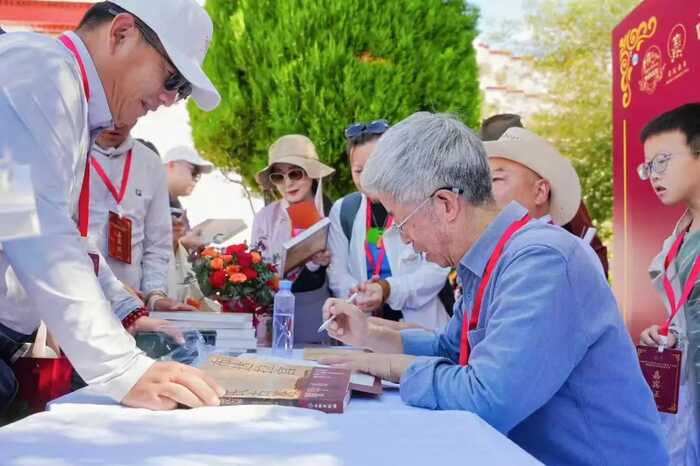 雅安茶香飘雪域 续写传承新篇章 ——《布达拉宫·姜氏古茶》新书发布会暨非遗藏茶体验馆开幕仪式在拉萨举行