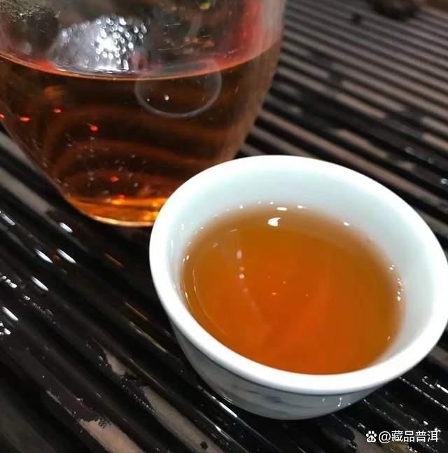 2000年橙中橙印青饼：勐海茶厂创新型花香茶，包装年份如何辨识？