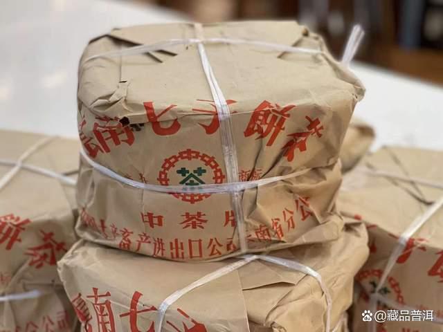 下关2003年小飞铁普洱茶特点解析，铁饼工艺与收藏价值
