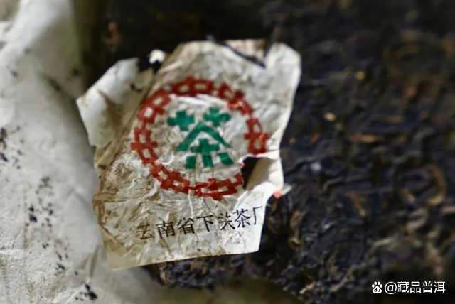 下关2003年小飞铁普洱茶特点解析，铁饼工艺与收藏价值