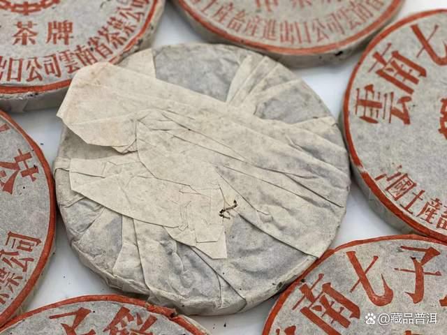 下关2003年小飞铁普洱茶特点解析，铁饼工艺与收藏价值