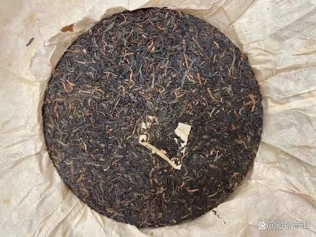 下关2003年小飞铁普洱茶特点解析，铁饼工艺与收藏价值