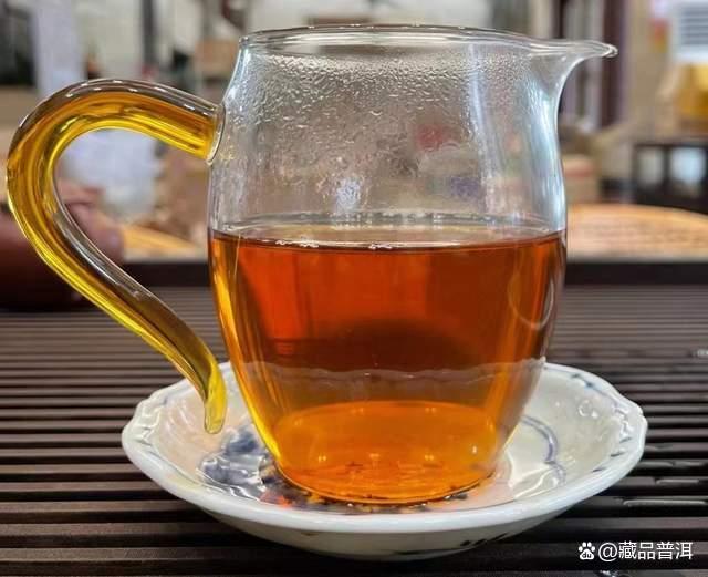 下关2003年小飞铁普洱茶特点解析，铁饼工艺与收藏价值
