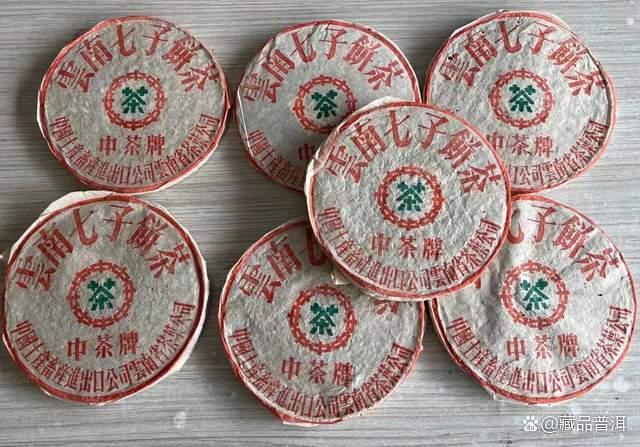 下关2003年小飞铁普洱茶特点解析，铁饼工艺与收藏价值