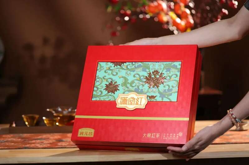 润元昌满堂红：满堂红运盛，笑碰茶杯声