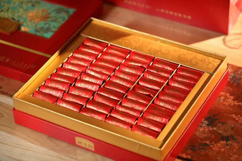 润元昌满堂红：满堂红运盛，笑碰茶杯声