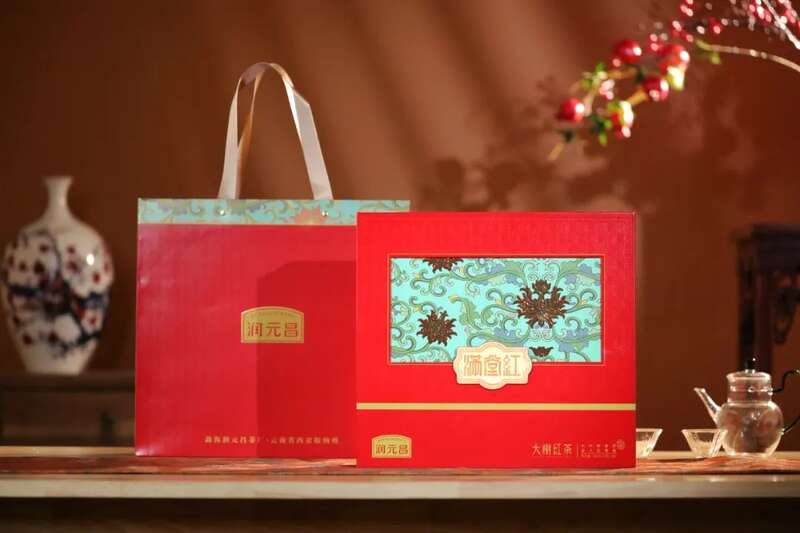 润元昌满堂红：满堂红运盛，笑碰茶杯声